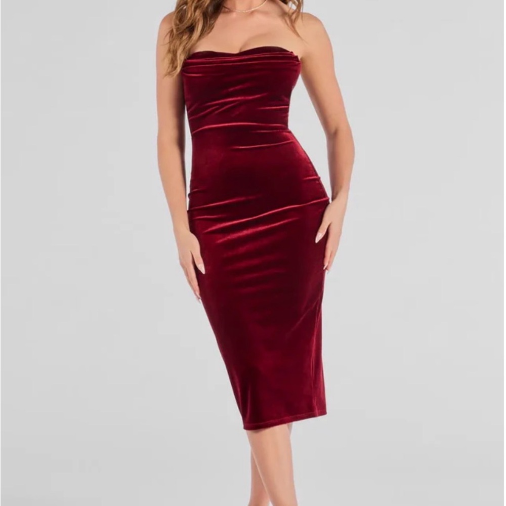 Elegant Strapless Velvet Midi Dress
